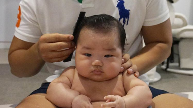 Berbagai Ekspresi si Kecil Saat  Potong  Rambut 