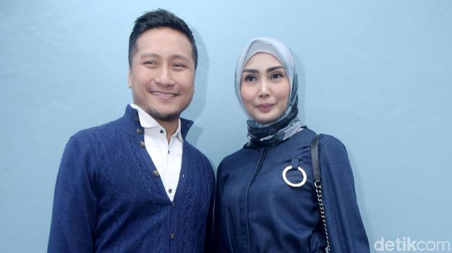 Manfaat Kerja Bareng Pasangan Seperti Arie Untung dan Istri