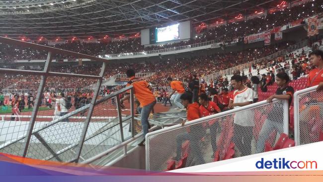 Final Piala Presiden di GBK Pintu Dijebol Pagar Dirubuhkan Final Piala Presiden di GBK Pintu Dijebol Pagar Dirubuhkan