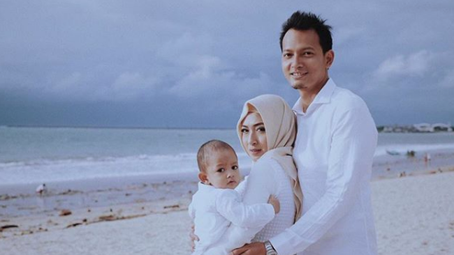 Lucunya Anak Fedi Nuril, Sapa Semua Penumpang di Pesawat