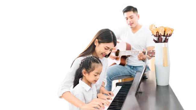 Manfaat Belajar Main Piano untuk Kemampuan Berbahasa Anak