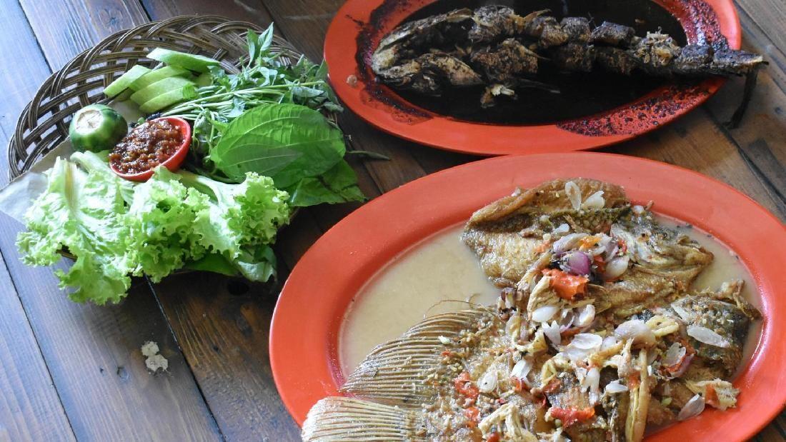 Resep Pecak Ikan : Resep Pecak Ikan Bawal Super Pedas Dari Sulfianalara Lindawati - Sambal pecak khas betawi kali ini menggunakan kacang tanah goreng yang ditumbuk.