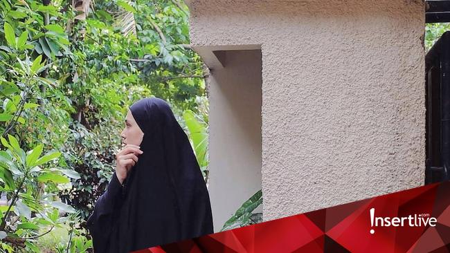 Tinggalkan Dunia Hiburan, 7 Gaya Religius Herfiza Istri Ricky Harun Kini Jadi Dosen
