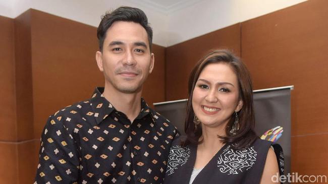 Romantisme Darius-Donna Agnesia, Tatap Mesra Saat Foto 