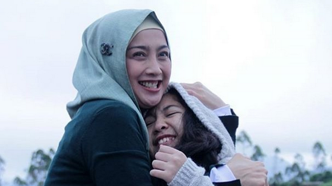 7 Momen Manis Desy Ratnasari dengan Anak