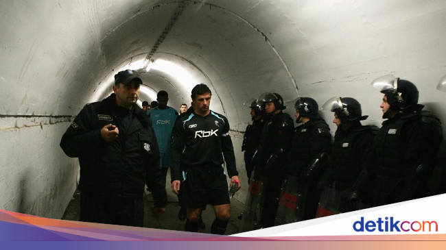 Melewati 'Lorong Neraka' di Red Star Stadium