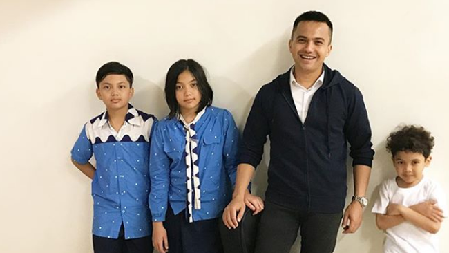 6 Gaya Kompak Sahrul Gunawan Bersama Anak-anak