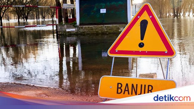 Banjir Terjadi di Mampang Jaksel, Ketinggian Air Capai 70 Cm