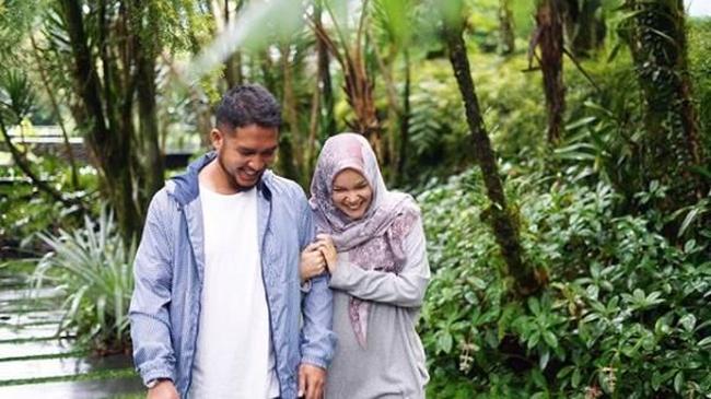 7 Momen Manis dan Romantis Dewi Sandra Bareng Suami