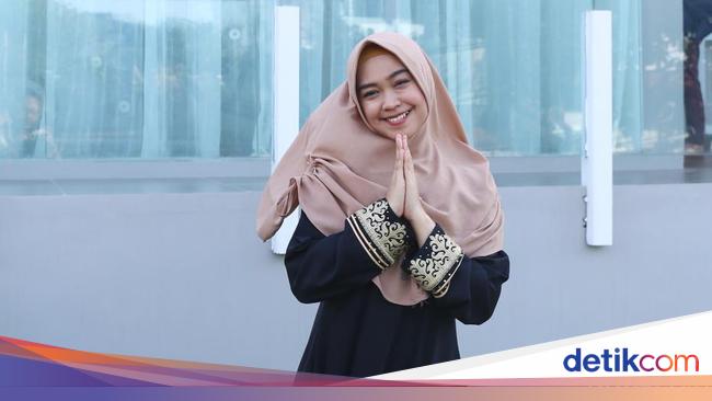 Selain Rumah Mewah Ria Ricis Belikan Ayahnya Mobil Hingga Bangun