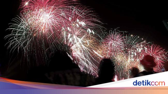 Kembang Api Terakhir Di Pantai Karnaval
