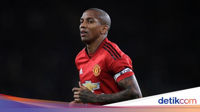 Ashley Young Masih Lanjut Di Mu Musim Depan
