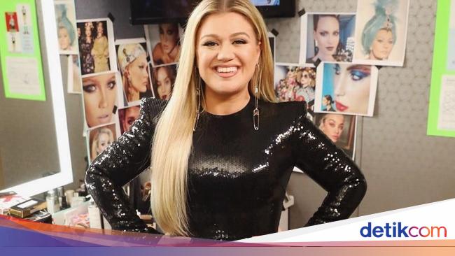 Kelly Clarkson Ikutan Tren Bawakan Glimpse of Us milik Joji di Kellyoke