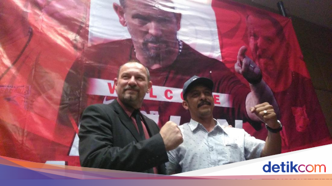 Resmi, Dejan Antonic Latih Madura United