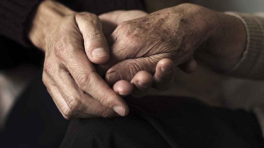 Menikah 70 Tahun Suami Istri Meninggal Sambil Berpegangan Tangan
