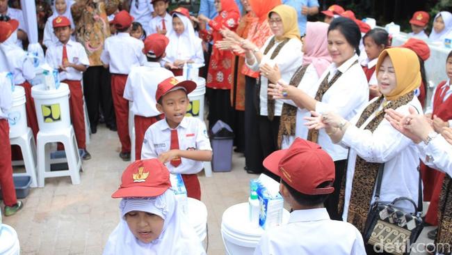 Cara Iriana Jokowi Biasakan Anak Mencuci Tangan