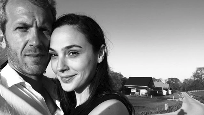 Husband-Wife Goals! Momen Mesra Gal Gadot dan Suami