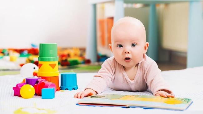 Manfaat Membacakan Buku Cerita untuk Bayi Manfaat Membacakan Buku Cerita untuk Bayi