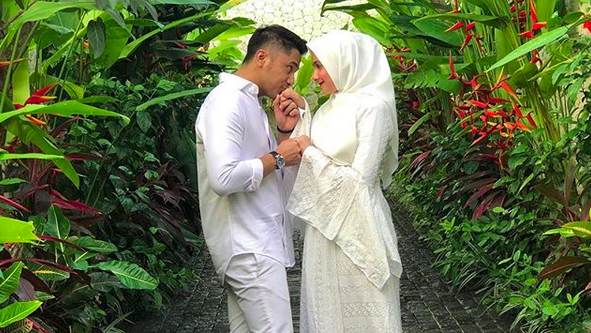 Romantis, 7 Potret Hengky Kurniawan Dan Istri Yang Makin Lengket - Foto 1