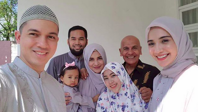 Curhat Mark Sungkar saat Melepas Dua Anak Perempuannya Menikah Curhat Mark Sungkar saat Melepas Dua Anak Perempuannya Menikah