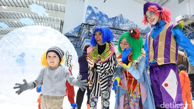 Isi Liburan Sekolah, Ajak Anak Berseluncur di Trans Snow World