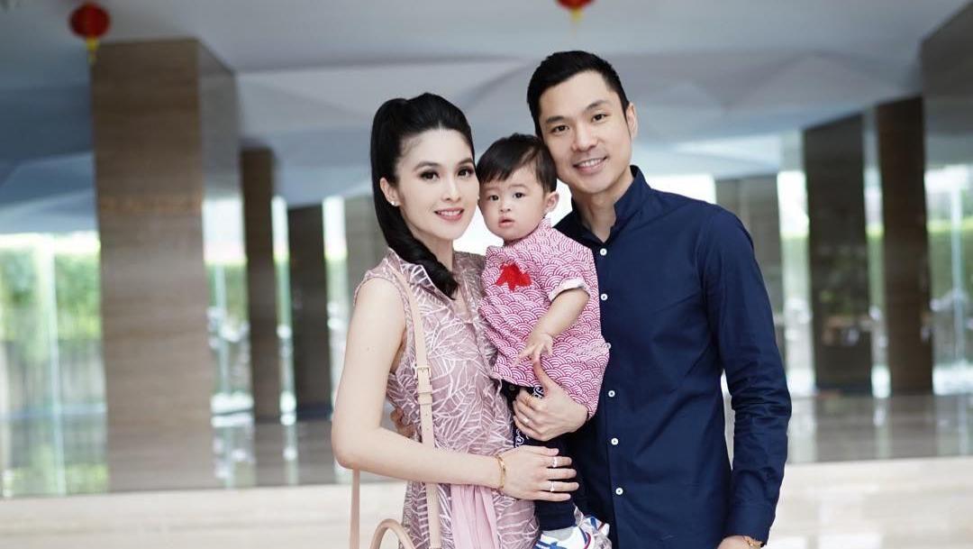 7 Potret Bahagia Keluarga Kecil Sandra Dewi - Foto 1