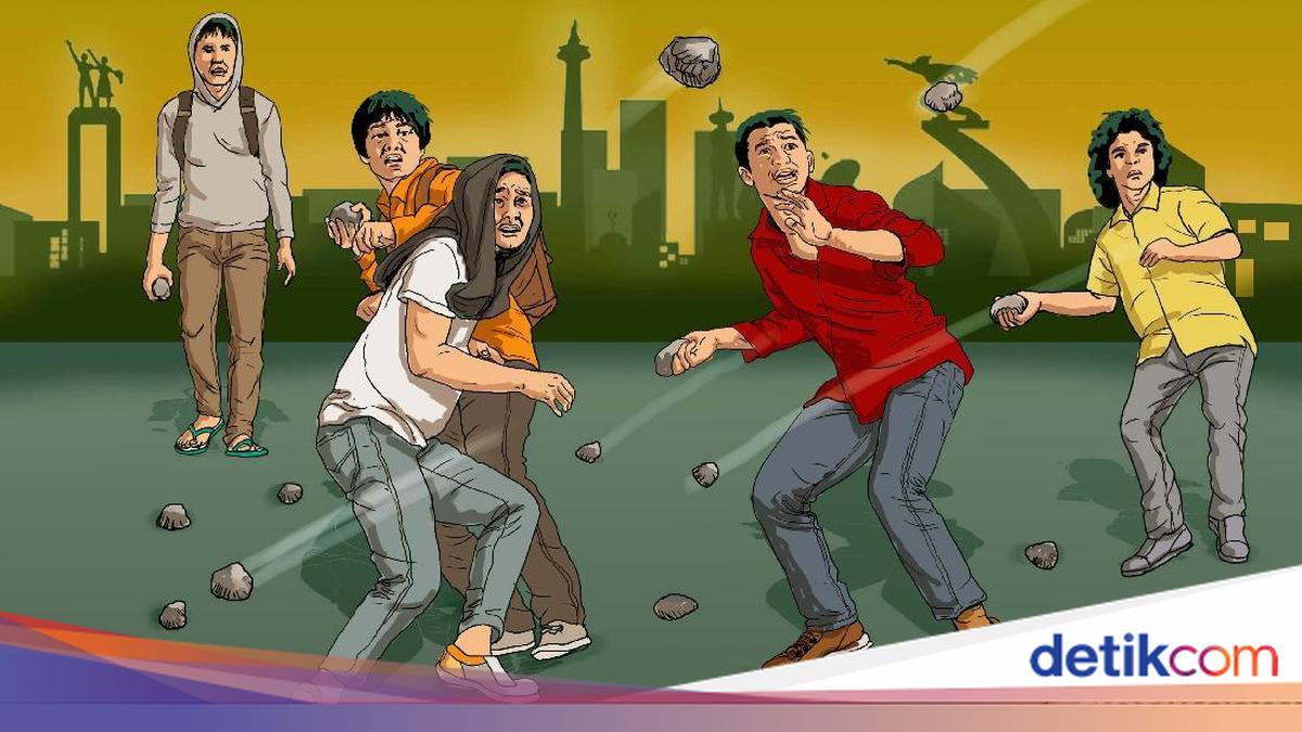 Warga Tawuran Saling Lempar Petasan di Petamburan, 2 Gerobak Terbakar