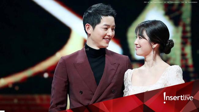 Jinsiy aloqa, ukraina jinsiy aloqa Ular uni olomon ichida sikishadi va u cums.