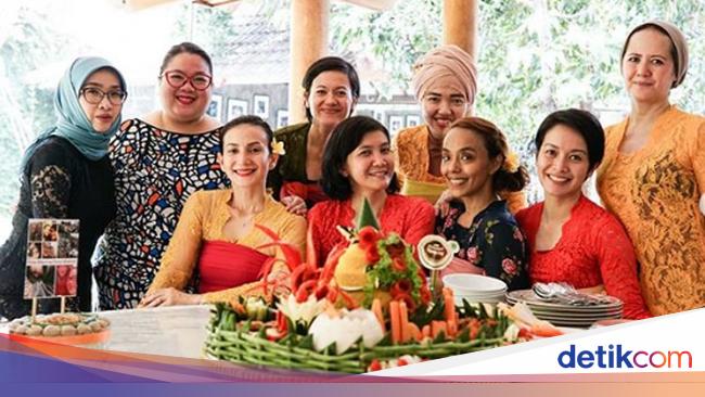 Gaya Seru Kulineran Wanda Hamidah Yang Dijuluki 'Peramal Ulung'