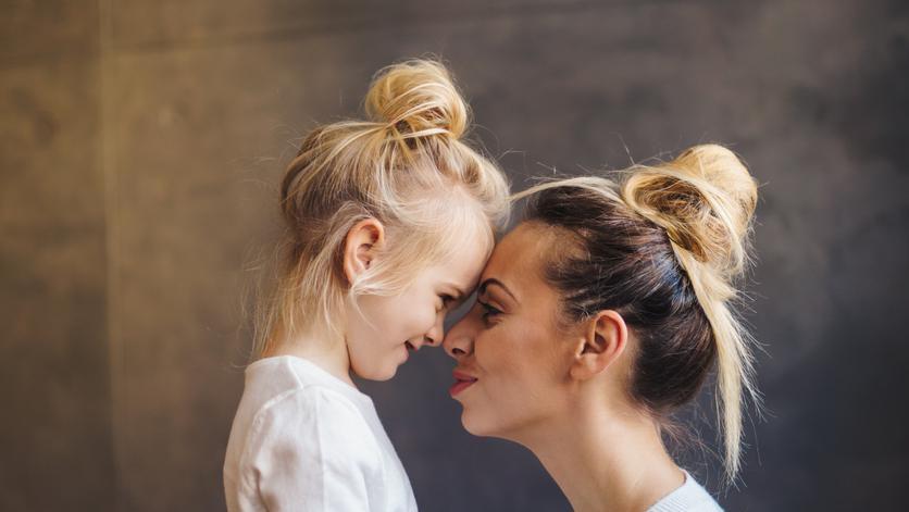 Cium Bibir Anak Untuk Tunjukkan Kasih Sayang Gimana Menurut Bunda