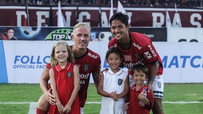 Men seni hamma teshiklarda sikaman