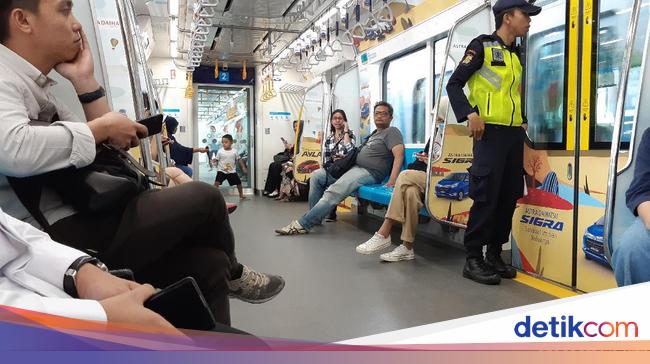 Aturan Resmi Dicabut, Banyak Penumpang MRT Mulai Lepas Masker