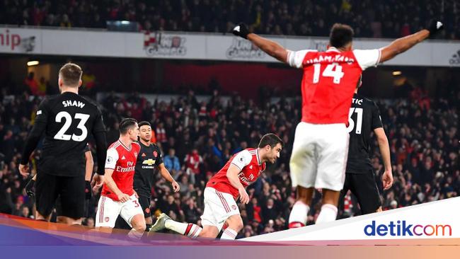 Arsenal Pecundangi Man United 2 0