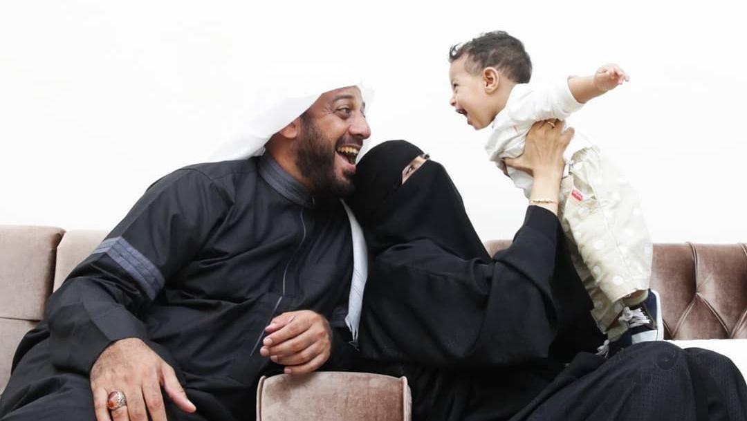 Momen Romantis Syekh Ali Jaber Istri Menyuapi Hingga Cium Kening