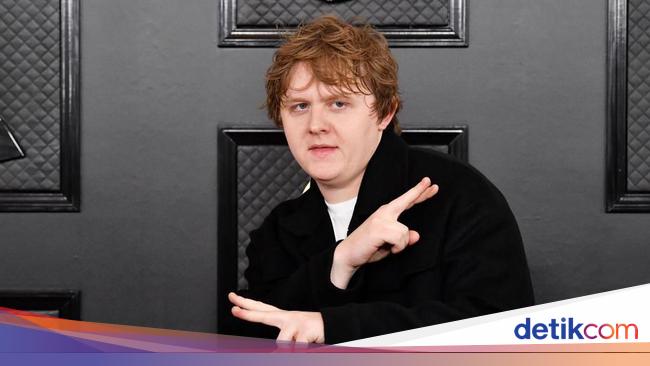 Promotor Jelaskan Alasan Lewis Capaldi Batal Manggung di We The Fest