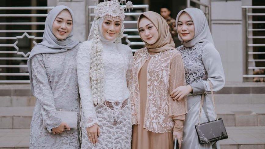 4 Inspirasi Model Baju Atasan Brokat Untuk Jadi Bridesmaid Simpel Tapi Tetap Anggun