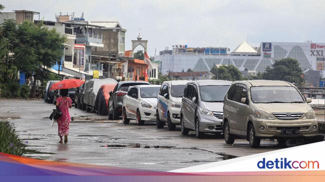 Punya Mobil Wajib Parkir di Garasi, Kalau Ada yang Parkir di Jalan Lapor ke Sini