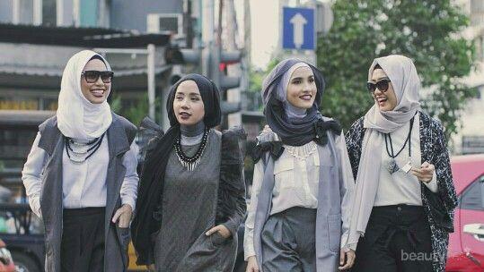 Warna jilbab yang cocok untuk baju abu-abu gelap