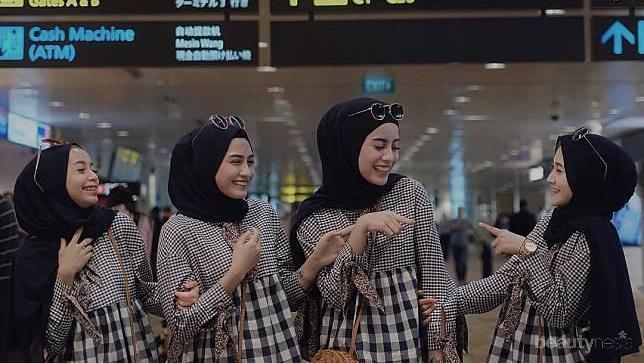 Featured image of post Ala Selebgram Baju Couple Sahabat Perempuan Berhijab Aku merasa jika hijab adalah pakaian yang religius jadi aku mencoba mencari baju agar sesuai dengan itu ungkapnya yang kini
