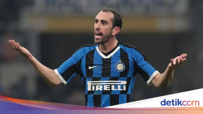 Godin Di Depan Pintu Keluar Inter Milan