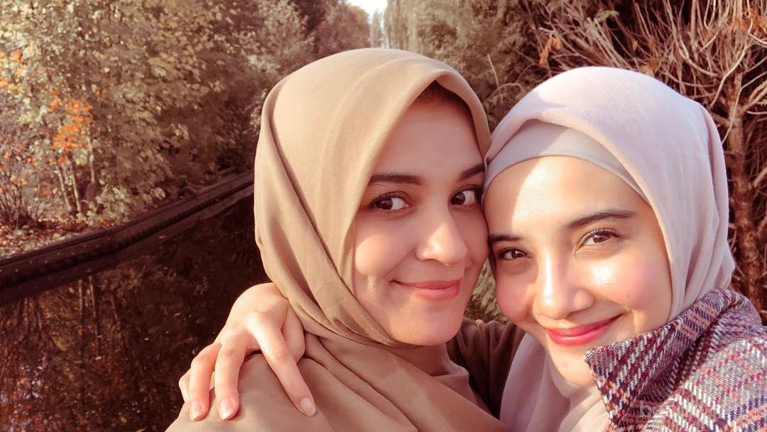 3 Cara Memakai Hijab Syari Simpel Nan Cantik Ala Zaskia Dan Shireen Sungkar