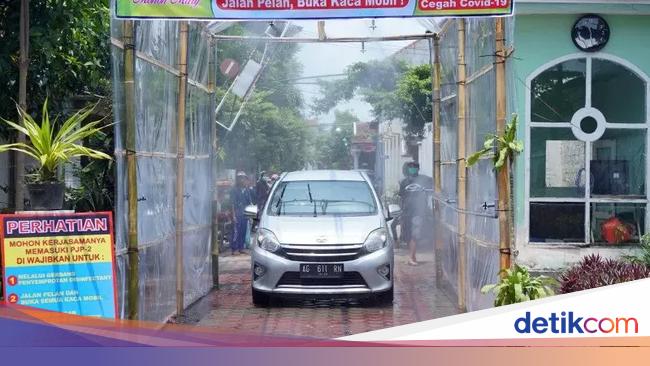 Kreatif Warga Tulungagung Bikin Gerbang Disinfektan Mobil Untuk Tangkal Corona