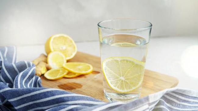 Cukup 5 Menit Minum Air Lemon Hangat Sebelum Tidur Bisa Menurunkan Berat Badan