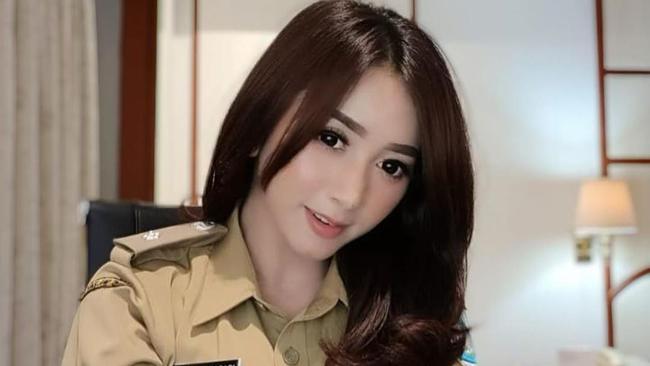 Men uning krossovkalarida keldim