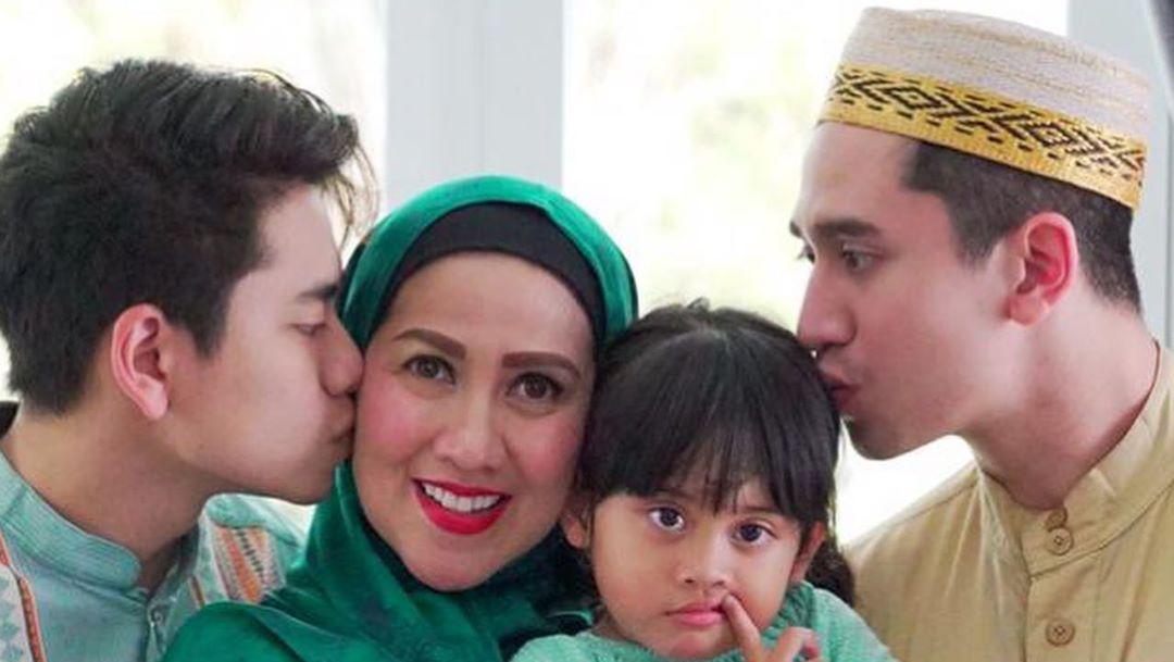 5 Anak Diadopsi Artis Dulu Ditemukan Di Masjid Kritis Kini Bikin Gemas