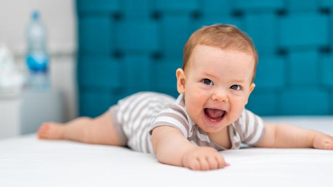 4 Aktivitas Bayi 6-12 Bulan untuk Menstimulasi Perkembanganya