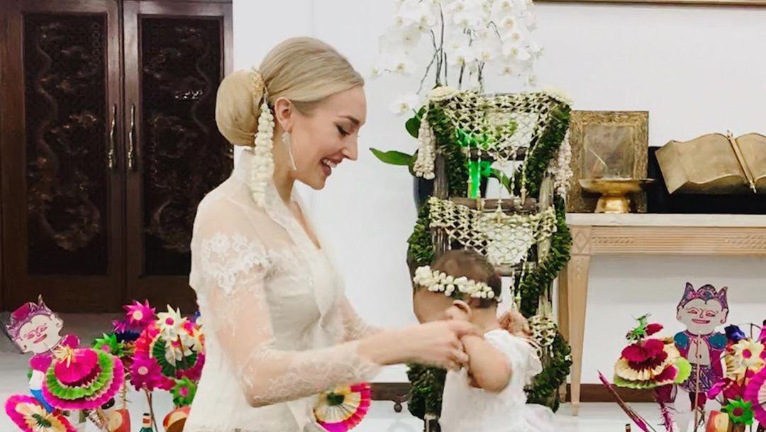 Penampilan Istri Bule Panji Trihatmodjo Berkebaya Jadi Sorotan Netizen