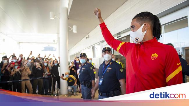 Returning to Rome, Chris Smalling was immediately greeted by Ultras