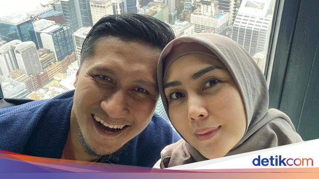 Arie Untung dan Fenita Berangkat Haji, Banjir Air Mata Tinggalkan Anak-Keluarga