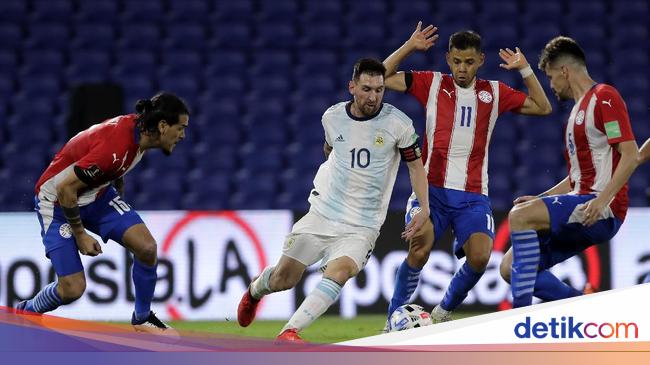 Lionel Messi is helpless to face the Paraguay players